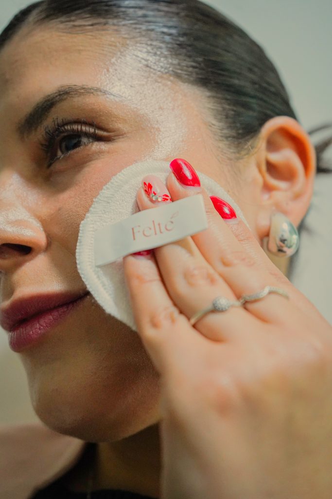 Set de 5 pétalos desmaquillantes reutilizables de bambú Felté en su bolsa de lavado. Alternativa cero residuo para limpieza facial.