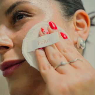 Set de 5 pétalos desmaquillantes reutilizables de bambú Felté en su bolsa de lavado. Alternativa cero residuo para limpieza facial.